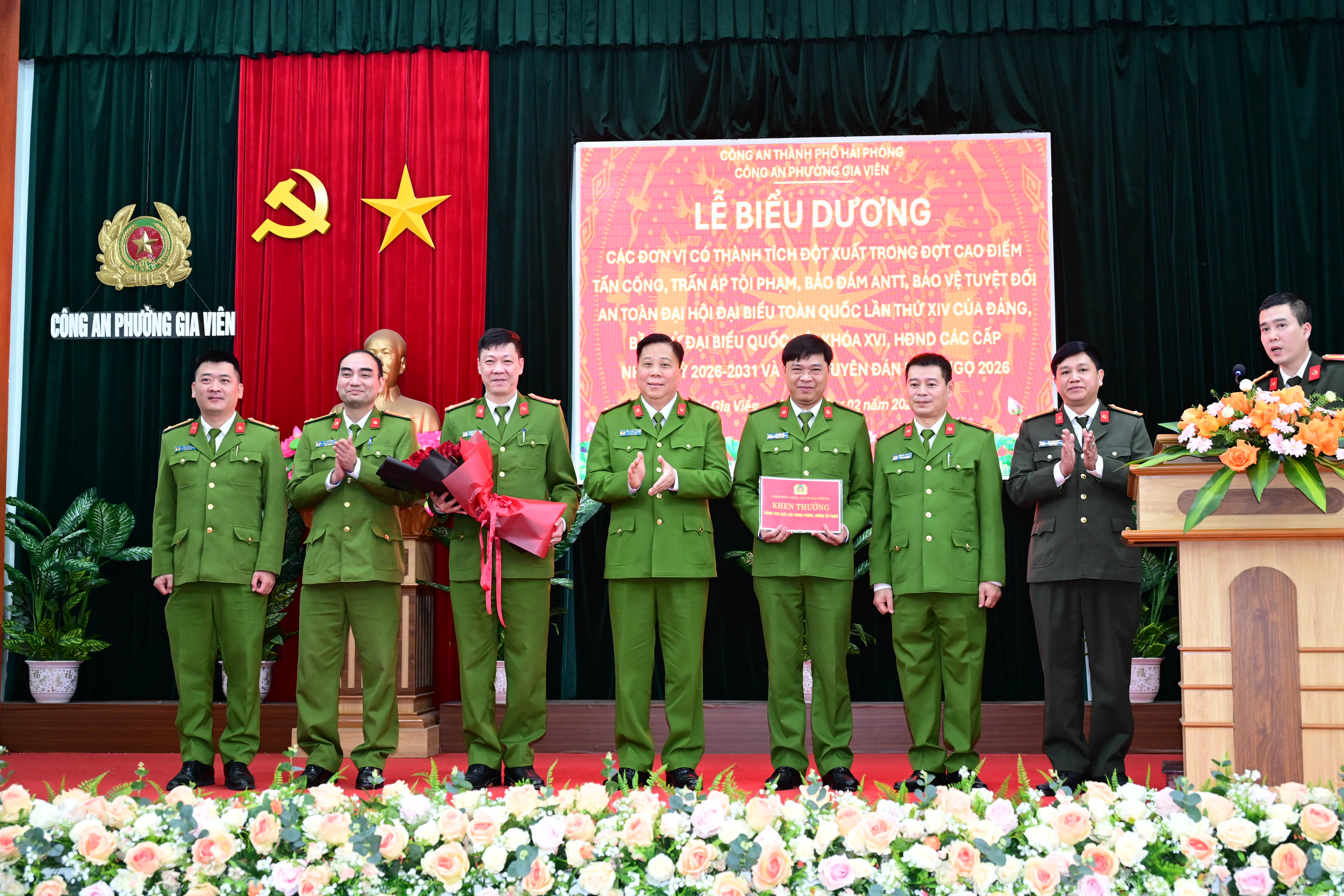 Khen thưởng đột xuất Công an phường Gia Viên đạt thành tích xuất sắc trong cao điểm tấn công, trấn áp tội phạm